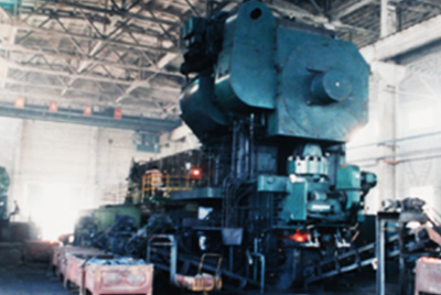 3月24日，世界第一臺德國奧姆卡4000噸熱模鍛生產(chǎn)線在山推總廠熱模鍛車間安裝調(diào)試。