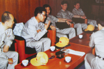 為了學(xué)習(xí)外國先進(jìn)技術(shù)和管理方法，前往引進(jìn)技術(shù)與設(shè)備的國家進(jìn)行實(shí)地考察。薛仲光廠長在日本。