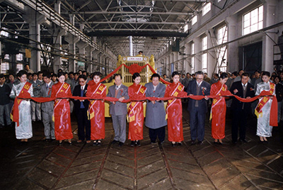 山推股份公司舉行山推牌TY220推土機(jī)5000臺下線慶典活動。