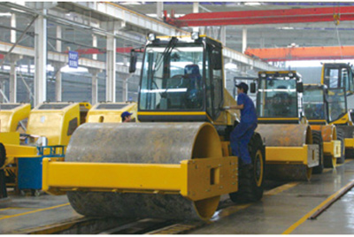 2002年2月，由履帶廠開發(fā)研制的YZ18液壓振動壓路機(jī)，順利下線。