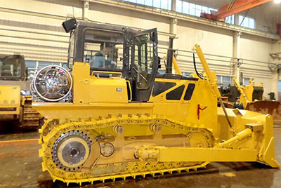 世界上第一臺燃?xì)庑吐膸酵仆翙C(jī)——SD20-5（LNG）在研究總院新產(chǎn)品試制中心下線。SD20-5（LNG）履帶式推土機(jī)是公司順應(yīng)行業(yè)發(fā)展趨勢開發(fā)的一款節(jié)能、環(huán)保產(chǎn)品，整機(jī)采用天然氣專用發(fā)動機(jī)，燃燒后無積炭，滿足stageIIIA排放，壽命更長，維修頻率更低。