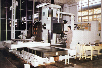 BPN-13B(R4)數(shù)控臥式加工中心。廠房擴(kuò)建加大，設(shè)備填平補(bǔ)齊，增加精、大、稀設(shè)備，新上生產(chǎn)線，提高企業(yè)裝備素質(zhì)，使山推廠成為名副其實(shí)的大馬力推土機(jī)生產(chǎn)廠。