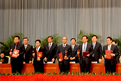 會上對獲得“省長質(zhì)量獎”的企業(yè)和個人進(jìn)行了表彰，山推股份位居榜首，公司董事長張秀文從省長姜大明手中接過了代表山東質(zhì)量管理最高榮譽(yù)的“金拇指”獎杯。